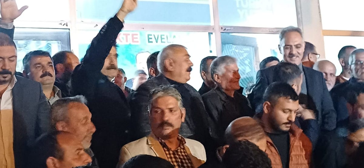 Mersavi aşireti’nin kanaat önderi Hadi Öge Akparti Eyyübiye Belediye Başkan Adayı Mehmet Kuş’un seçim bürosunu adeta miting alanına çevirdi.