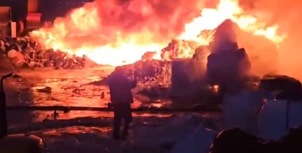 Urfa ‘da Geri Dönüşüm Tesisinde Çıkan Yangın Paniğe Neden Oldu!