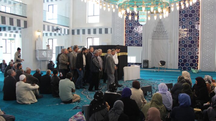 Şanlıurfa’da Hacı Adaylarına Uygulamalı Hac Eğitimi: Kâbe Maketiyle Tavaf Heyecanı