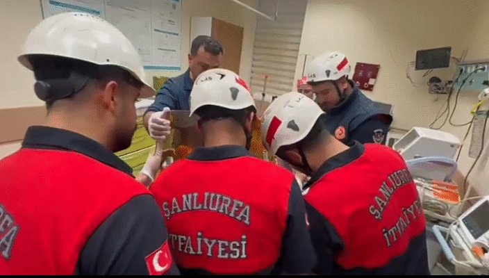 ŞANLIURFA’DA KORKUTAN İŞ KAZASI: KOLUNA 12’LİK İNŞAAT DEMİRİ SAPLANDI