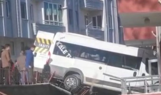 Faciadan Dönüldü: Öğrenci Servisi Apartmana Çarptı