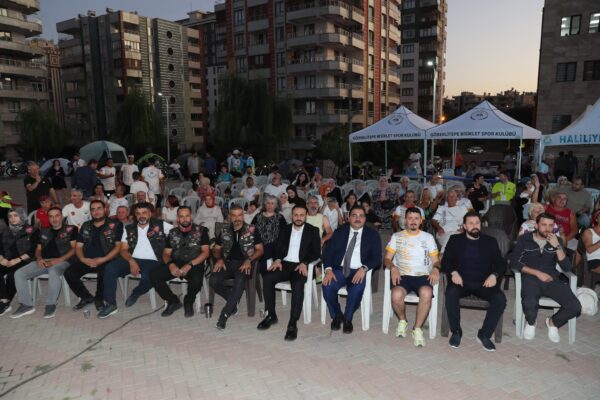 Haliliye’de Bisiklet Coşkusu! Canpolat ve Bağmancı, Festivalde Sporseverlerle El Ele