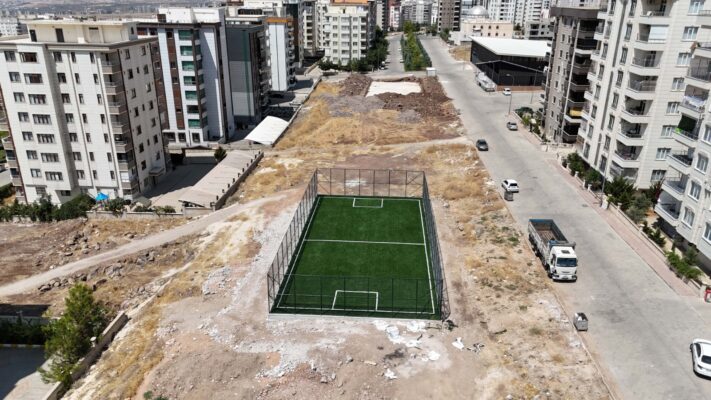 KARAKÖPRÜ’DE SEMT SAHALARIYLA GENÇLİĞE YATIRIM SÜRÜYOR