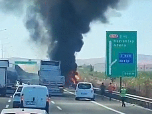Şanlıurfa-Gaziantep Otoyolunda Araç Alev Aldı