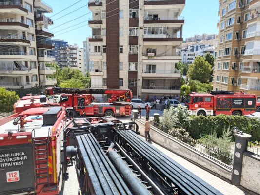 Karaköprü’de Elektrik Panosu Alev Aldı