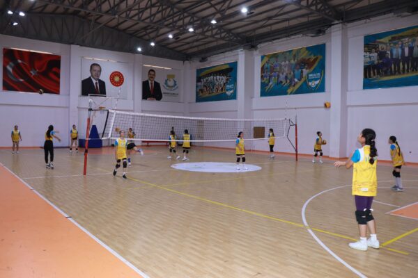 HALİLİYE BELEDİYESİ, VOLEYBOLUN YILDIZLARINI KEŞFEDİYOR