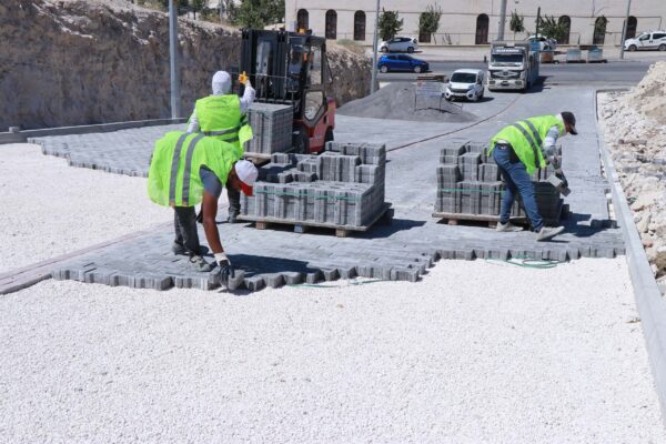 HALİLİYE’DE PARKE TAŞI ÇALIŞMALARIYLA YOLLAR YENİLENİYOR