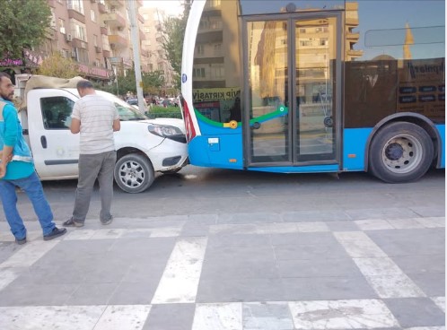 Şanlıurfa’da Belediye Çöp Aracı Toplu Taşıma Aracına Çarptı