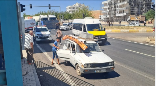 Bozova’da freni patlayan kamyonet otomobile çarptı: 2 yaralı