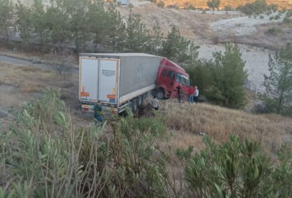 Şanlıurfa – Suruç karayolunda tır kazası meydana geldi