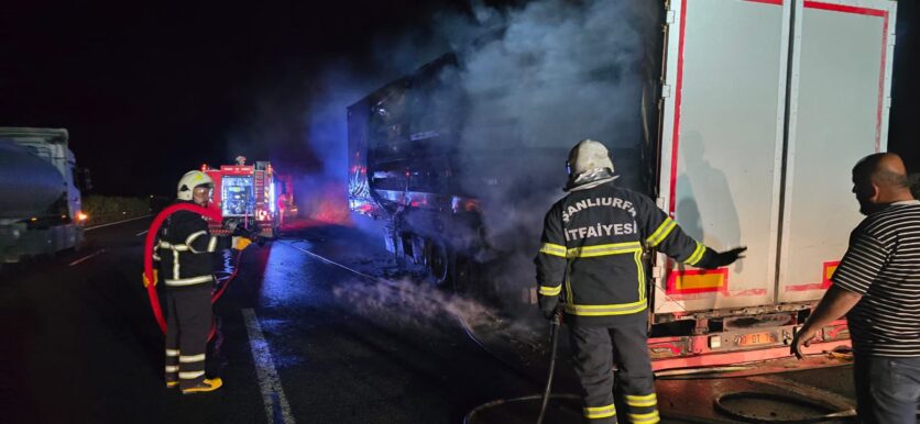 Şanlıurfa’da seyir halindeki TIR yandı